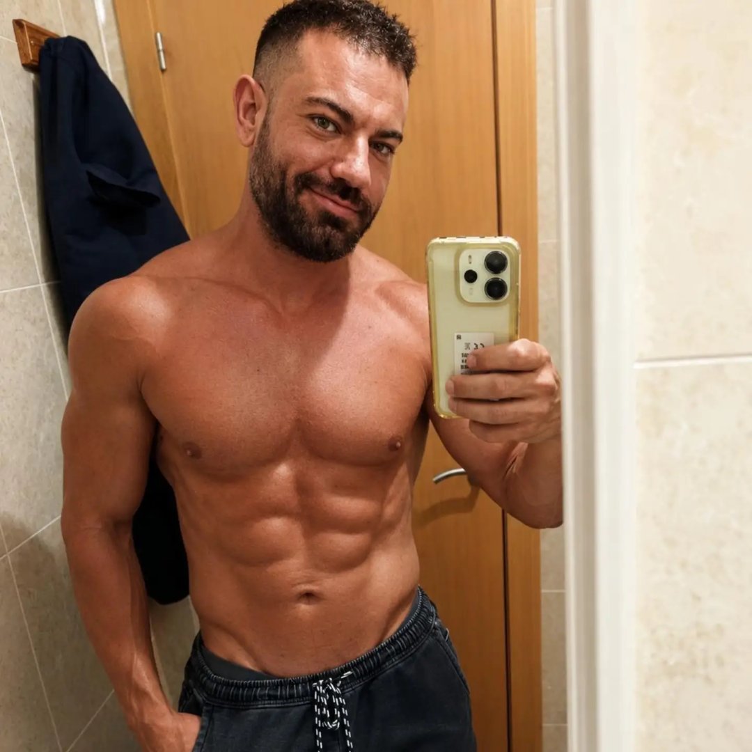Carlos Ruiz mostrando el resultado de su propio método