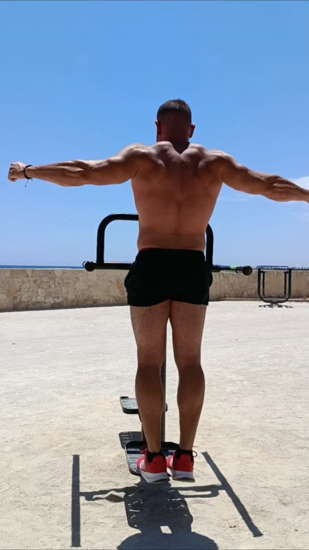 Carlos Ruiz entrenando junto al mar en Alicante